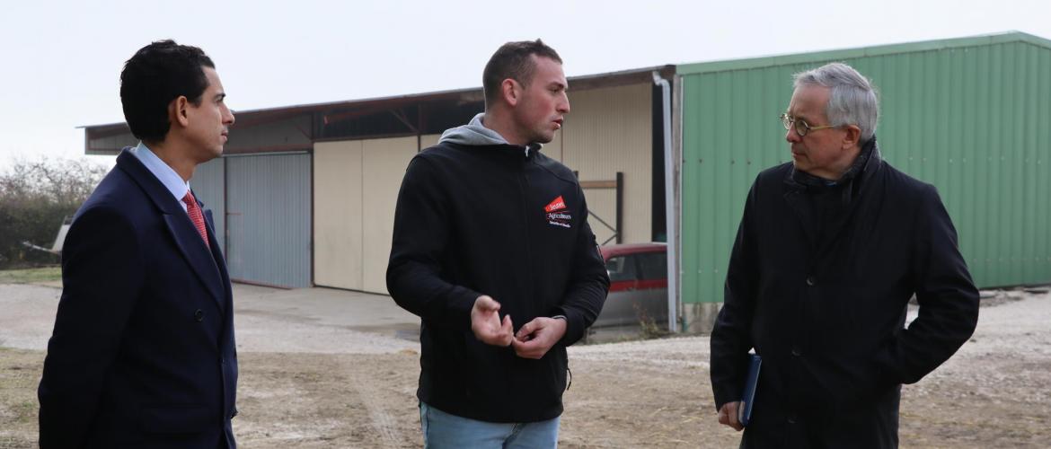 Le préfet Yves Séguy (à d.), accompagné de Nizar Azouz, sous-préfet de Toul (à g.) s'est rendu sur l'exploitation de Florian Segault, à Bruley. Photo : H.Flamant
