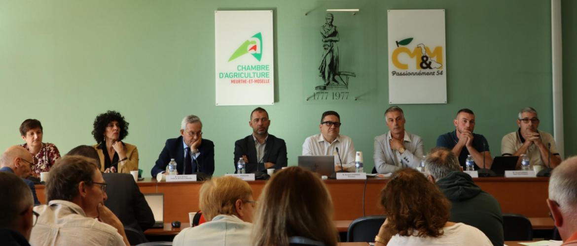 De g. à d. : Laure Génin (CDA 54), Chaynesse Khirouni (présidente Conseil départemental), Yves Séguy (préfet), Jérémy Jenneson (CDA 54), Richard Cherrier (CDA 54), Nicolas Petitjean (CDA 54), Florian Segault (CDA 54) et Vincent Barard (CDA 54). Photo DR.