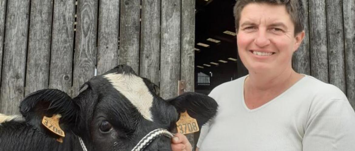 Valérie Pierret-Lette en compagnie de Ek Tamaris, une vache du Gaec de l’Union qui concourra sur la fête de l’élevage. Photo : DR