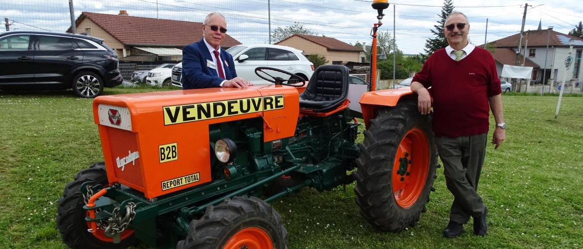 Christian Pinon, le président de l’Amicale et Pascal Laurent, le local de l’étape, posent devant l’emblématique B2B fabriqué entre 1962 et 1964. Photo : JL.Masson