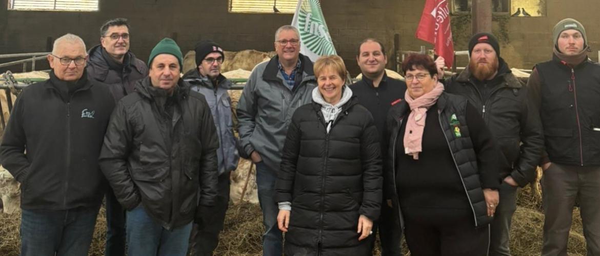 Leçon de choses à la ferme Revémont pour la sénatrice Véronique Guillotin. Photo DR
