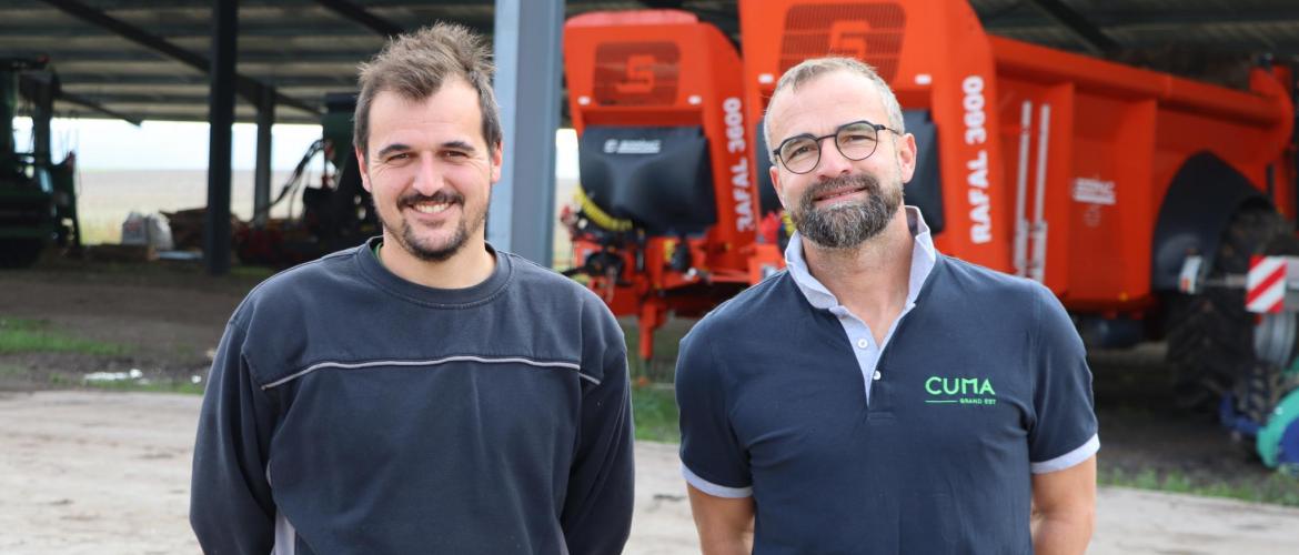 Vincent Leclerc (à gauche) et Alain Vincent (à droite) devant le bâtiment de stockage de la Cuma de Mazières-lès-Vic. (Crédit photo : J.JORIS)