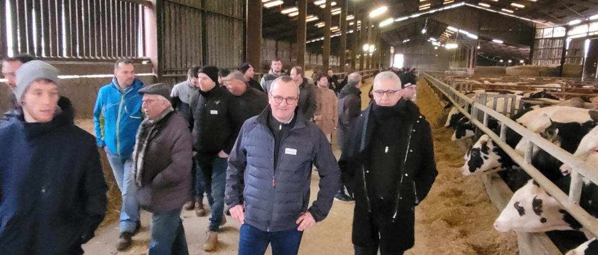 La journée a débuté par la visite du Gaec de Barbezieux. Photo : JL.Masson